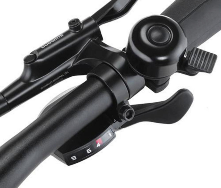 Nahaufnahme des Lenkers eines FISCHER ATB E-Bike TERRA 6.8i ULTIMATE mit Klingel, Bremshebel und Gangschaltung.