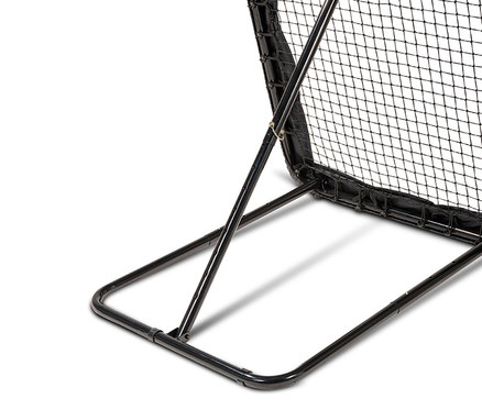 Nahaufnahme der Basis eines schwarzen Baseball-Rebounders mit Netz.