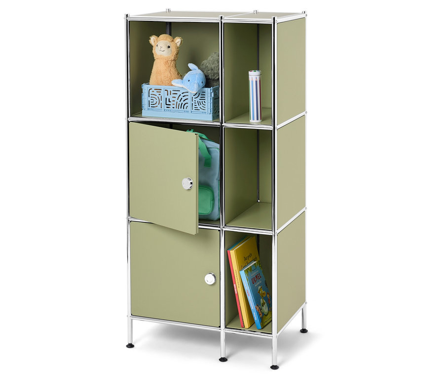 Ein grünes modulares Regal mit Spielzeug und Büchern in einer blauen Kiste.