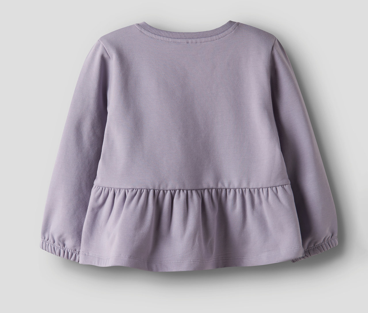 Lila NAME IT Kinder-Sweatjacke mit langen Ärmeln und Rüschensaum, von hinten fotografiert.