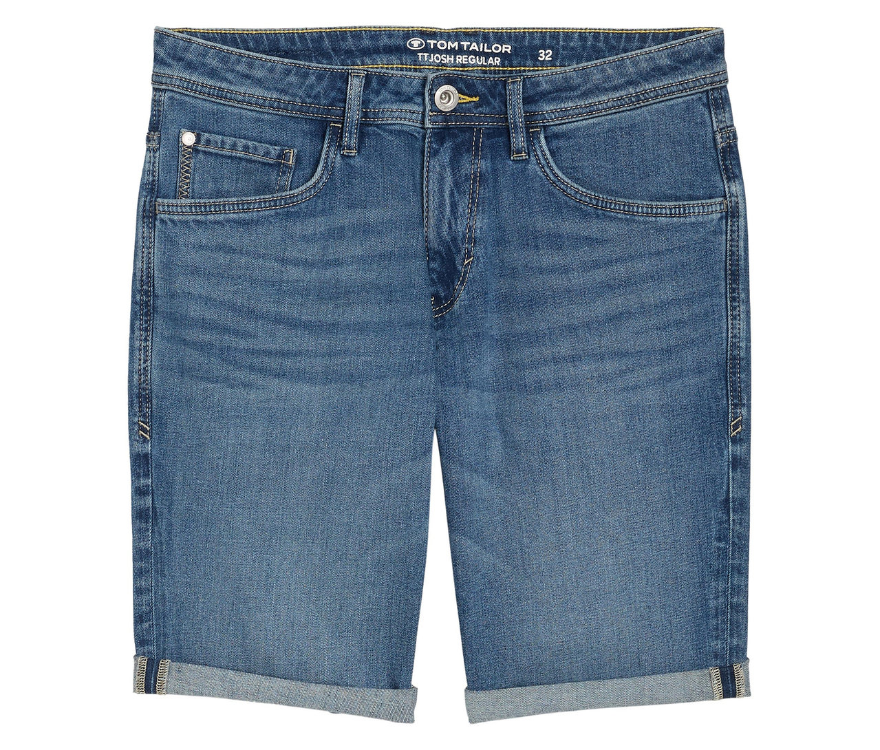 Blaue Jeansshorts mit hochgekrempelten Säumen und Taschen vorne und hinten.