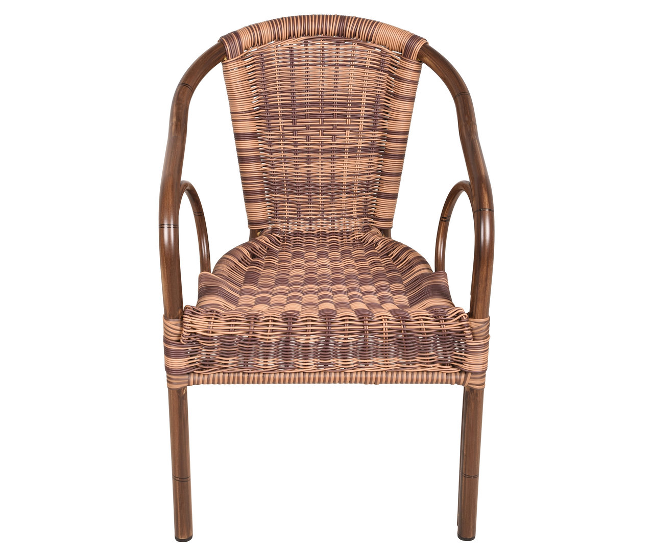 Ein einzelner Korbstuhl mit braunem Rahmen steht vor einem weißen Hintergrund.