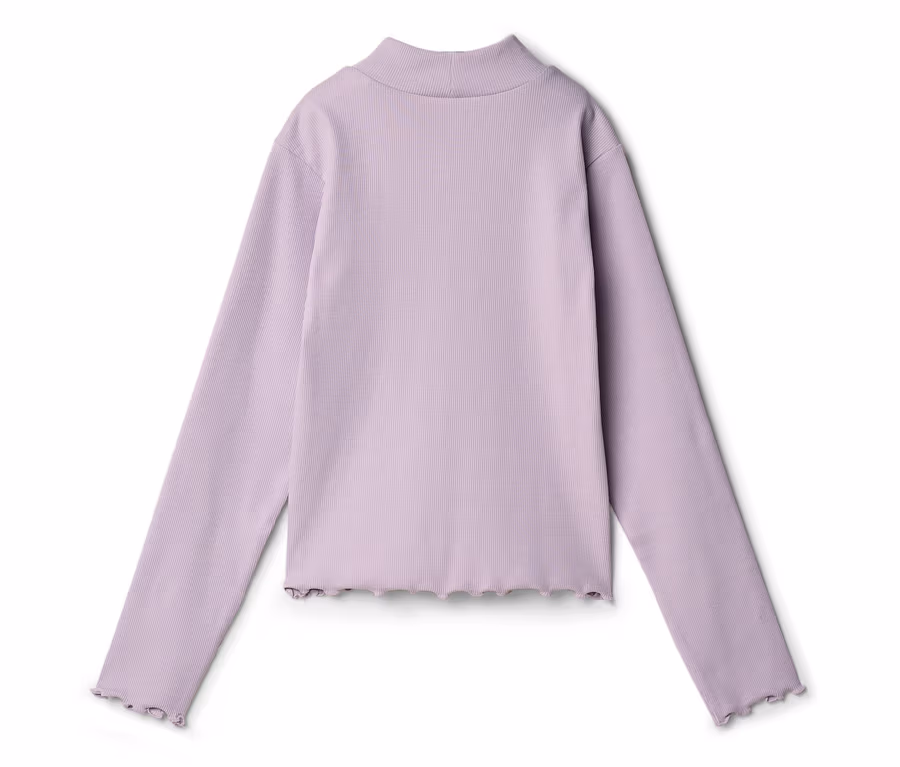 Lila, geripptes Langarmshirt mit Stehkragen und gewelltem Saum, flach ausgelegt.