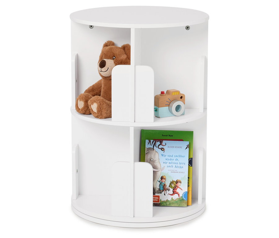 Auf einem weißen, runden Drehregal befinden sich ein Teddybär, eine Spielzeugkamera und ein Buch.