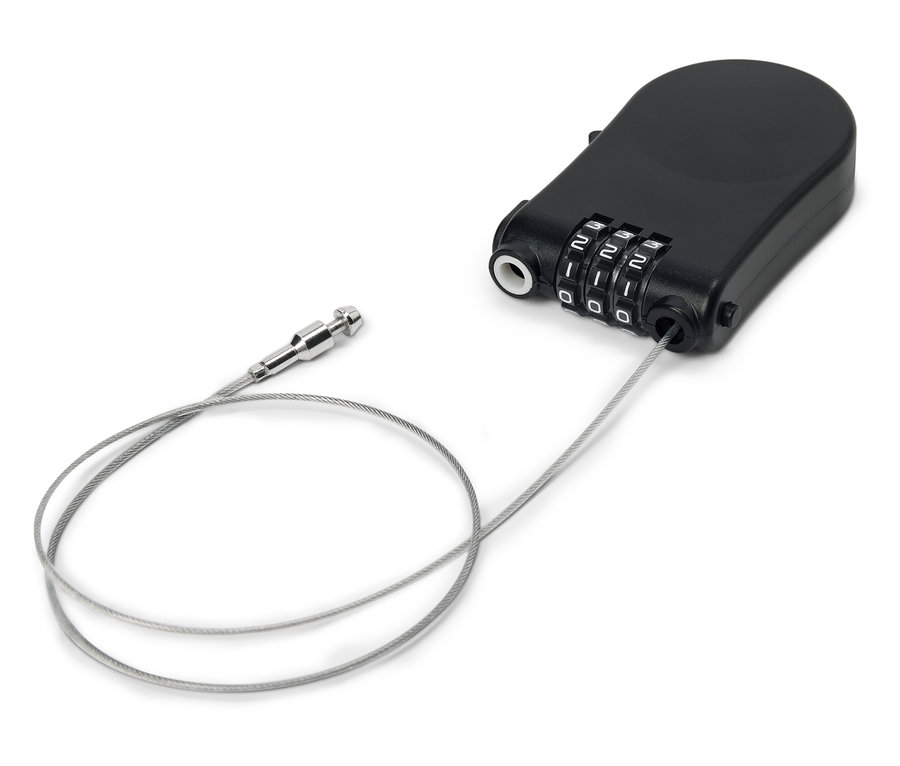 Schwarzes Zahlenschloss mit Stahlkabel liegt auf einem weißen Hintergrund.