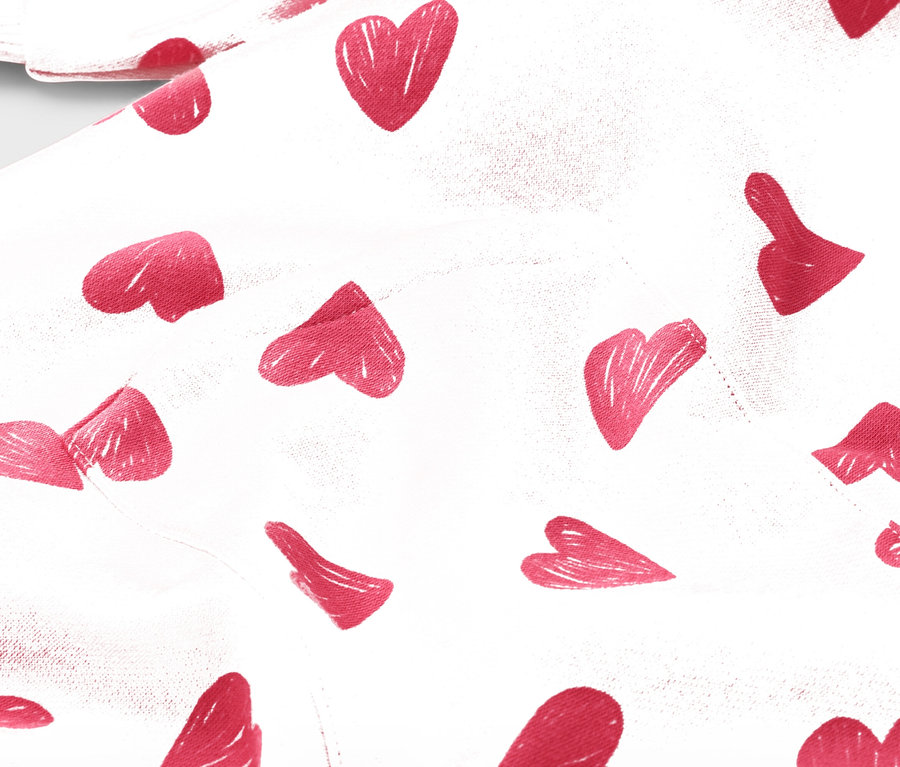 Detailansicht eines weißen Stoffes mit rotem Herzmuster.