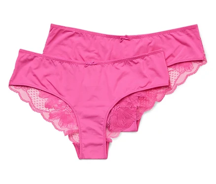 Zwei pinke Baumwollslips mit Spitze liegen übereinander.