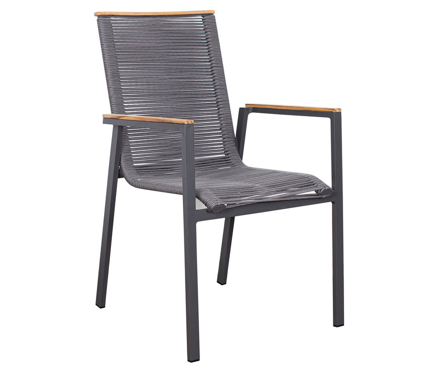 Ein einzelner grauer Stuhl mit Armlehnen und Holzdetails vor einem weißen Hintergrund.