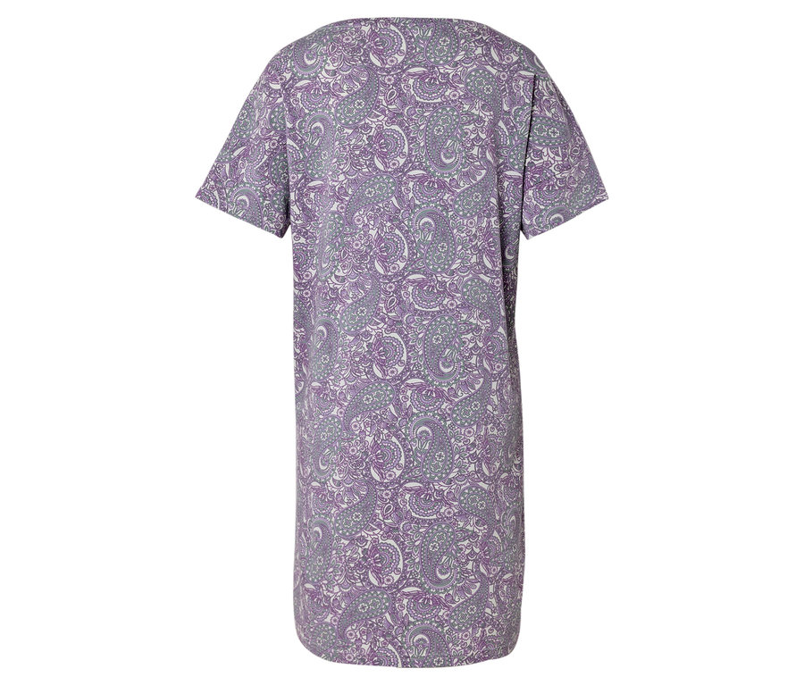 Rückansicht eines lila-weiß gemusterten Nachthemds.