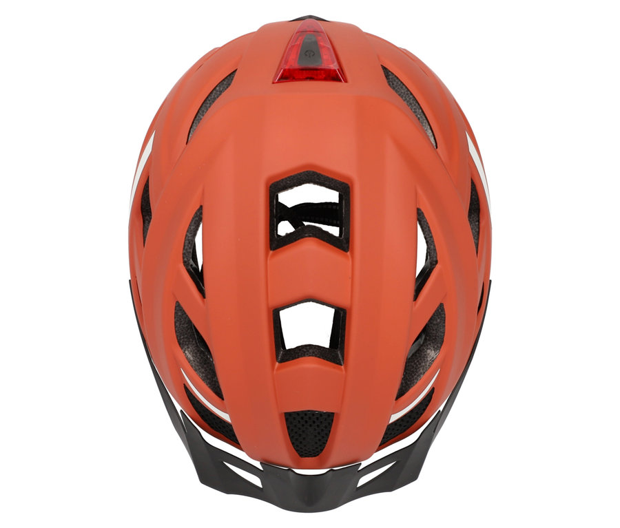 Rückansicht eines orangefarbenen Fahrradhelms mit Belüftungsöffnungen und einem roten Rücklicht.