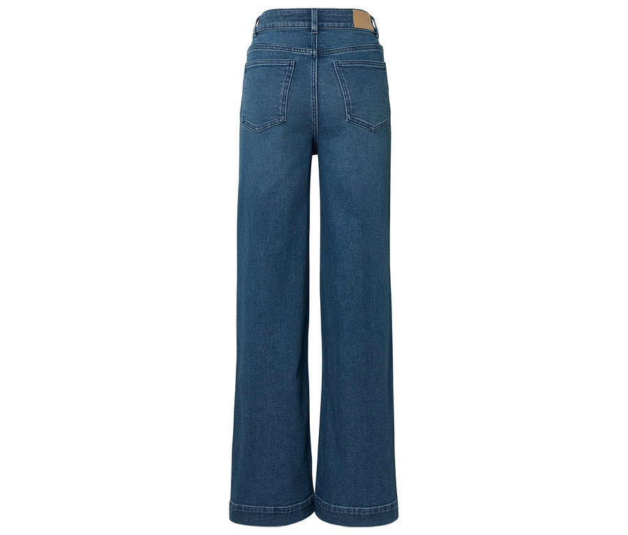 Rückansicht einer blauen, weit geschnittenen Jeanshose mit Taschen.