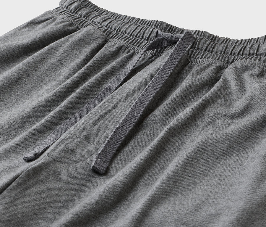 Graue Jogginghose mit elastischem Bund und Kordelzug.