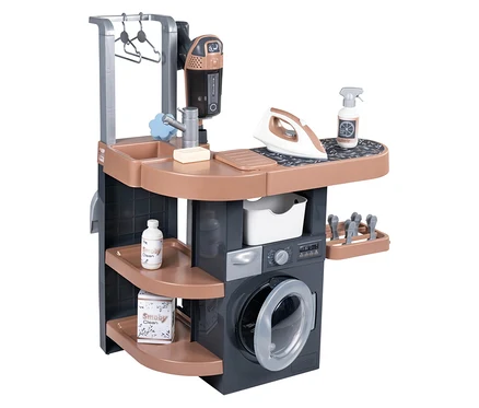 Spielzeug-Waschküche mit Waschmaschine, Bügeleisen und Zubehör.