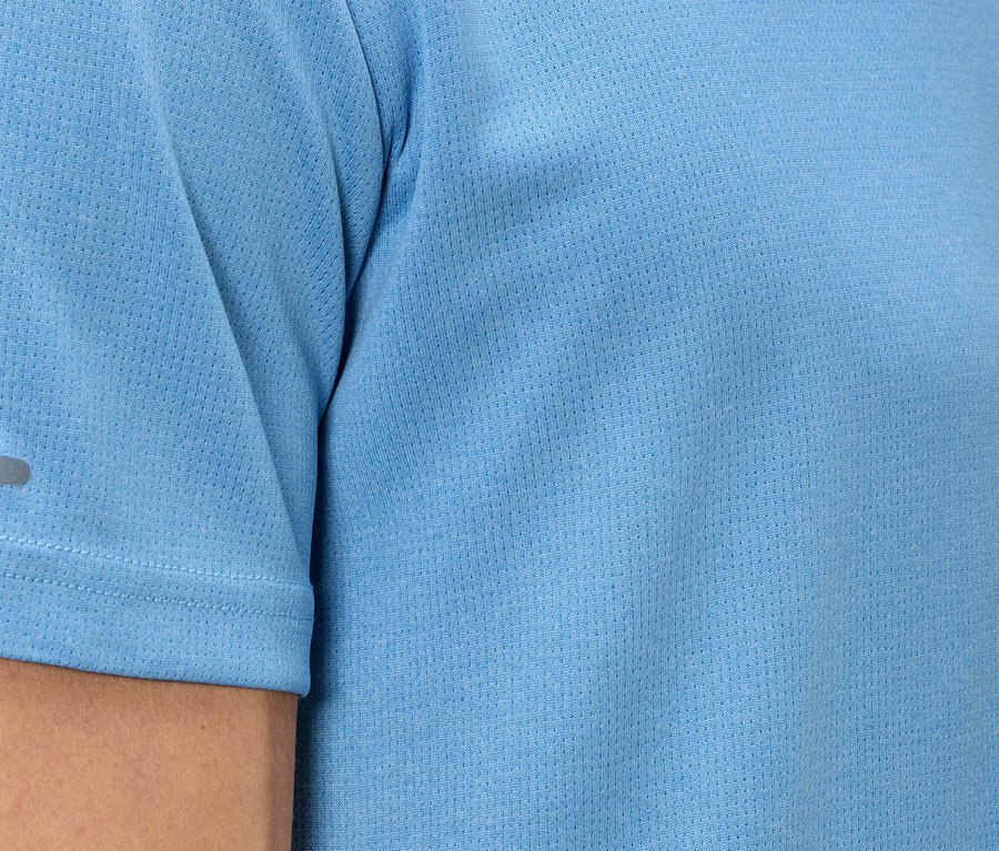 Detailaufnahme eines hellblauen, atmungsaktiven Sportshirts mit reflektierendem Streifen am Ärmel.