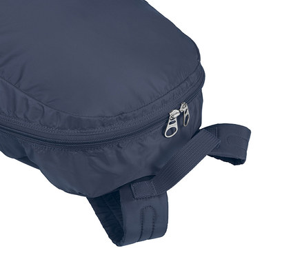 Nahaufnahme eines marineblauen Rucksacks mit silbernen Reißverschlüssen und verstellbaren Trägern vor einem weißen Hintergrund.