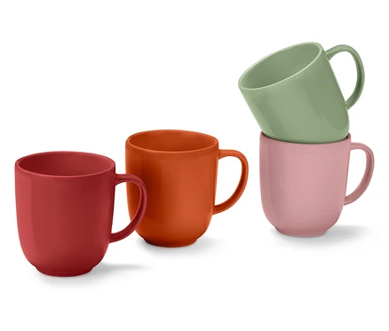 4 Trinkbecher in Rot, Orange, Rosa und Grün. Zwei stehen nebeneinander, zwei sind gestapelt.