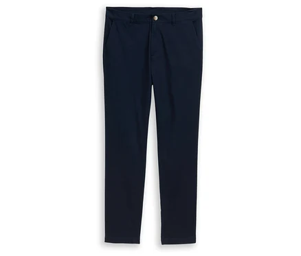 Marineblaue Chino-Hose, flach liegend, mit Knopf- und Reißverschluss sowie Seitentaschen.