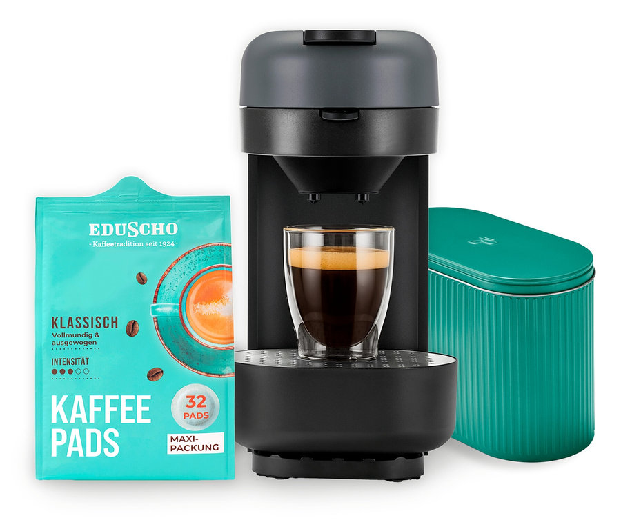 Eine graue Kaffeepadmaschine mit einer Tasse Kaffee, einer Packung Kaffeepads und einer Dose auf einem weißen Hintergrund.