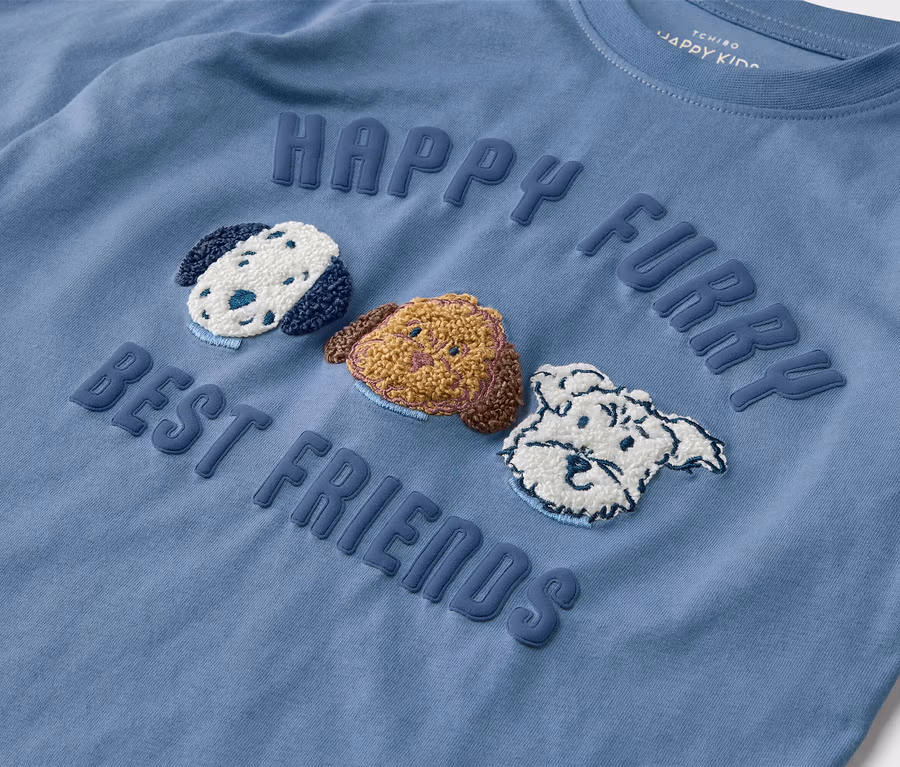 Blaues Langarmshirt mit den Worten "Happy Furry Best Friends" und drei gestickten Hundeabbildungen.