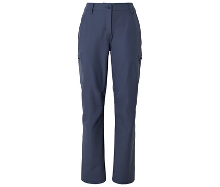 Dunkelblaue Cargohose mit Knopf- und Reißverschluss, Gürtelschlaufen und Seitentaschen, flach auf weißem Hintergrund liegend.