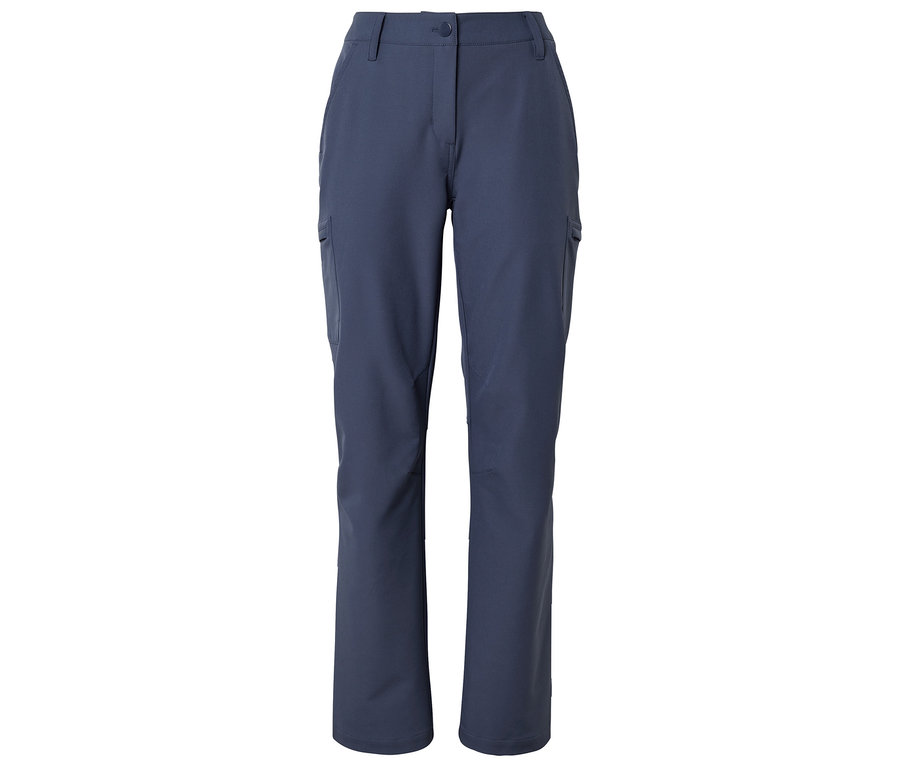 Dunkelblaue Cargohose mit Knopf- und Reißverschluss, Gürtelschlaufen und Seitentaschen, flach auf weißem Hintergrund liegend.