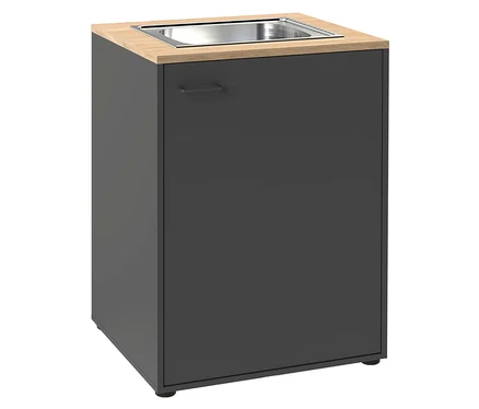 Dunkelgrauer Schrank mit heller Holzplatte und integriertem Edelstahlwaschbecken. Eine kleine dunkle Griffleiste ist an der Schranktür.