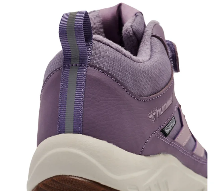 Lila hummel® Turnschuh »Root Tex Jr« mit weißer Sohle, reflektierender Zugschlaufe und „WATERPROOF“-Etikett an der Seite.