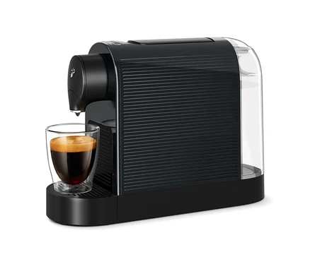 Kaffee fließt aus einer schwarzen Cafissimo pure+ Kaffeemaschine in ein Glas.