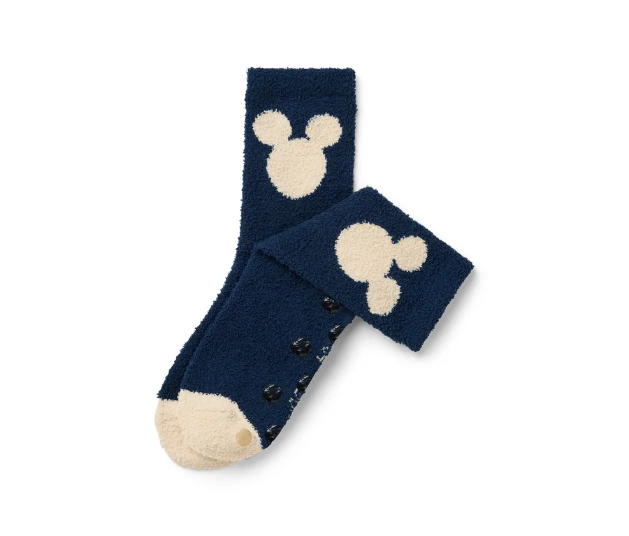 Zwei marineblaue Socken mit cremefarbenen Mickey Mouse Motiven und Anti-Rutsch-Noppen an den Fußsohlen.
