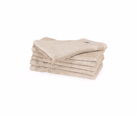 Stapel von sechs sandfarbenen Gästehandtüchern der SCHÖNER WOHNEN-Kollektion »Cuddly«, ordentlich gefaltet, eines liegt leicht schräg obenauf.