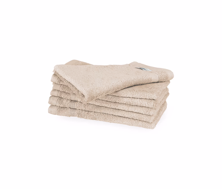 Stapel von sechs sandfarbenen Gästehandtüchern der SCHÖNER WOHNEN-Kollektion »Cuddly«, ordentlich gefaltet, eines liegt leicht schräg obenauf.