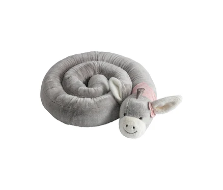 Grauer, aufgerollter Plüsch-Zugluftstopper in Form eines Esels mit rosa Schleife am Hals.