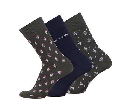 Drei Socken: eine dunkelgrüne mit Schneemannmuster, eine dunkelblaue mit "OM TAILOR"-Schriftzug und eine dunkelgrüne mit Schneeflockenmuster.