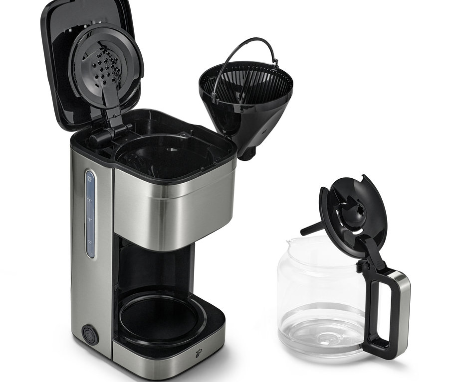 Silberfarbene Kaffeemaschine mit geöffnetem Deckel, Filter und Glaskanne auf weißem Hintergrund.