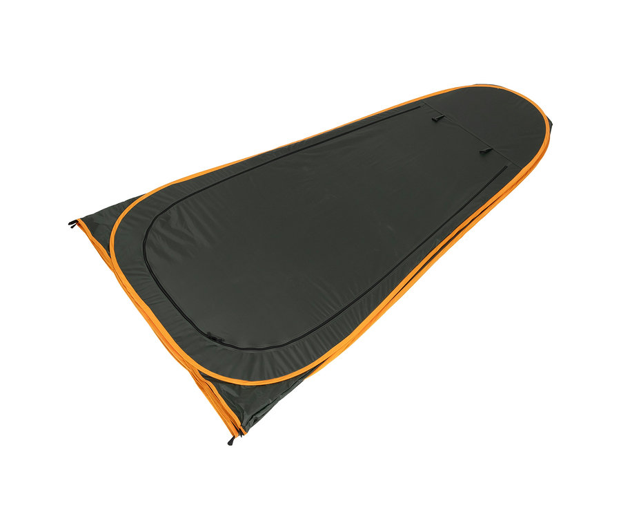 Zusammengeklapptes, dunkelgraues mobiles Dusch- und Umkleidezelt mit orangefarbenen Rändern.