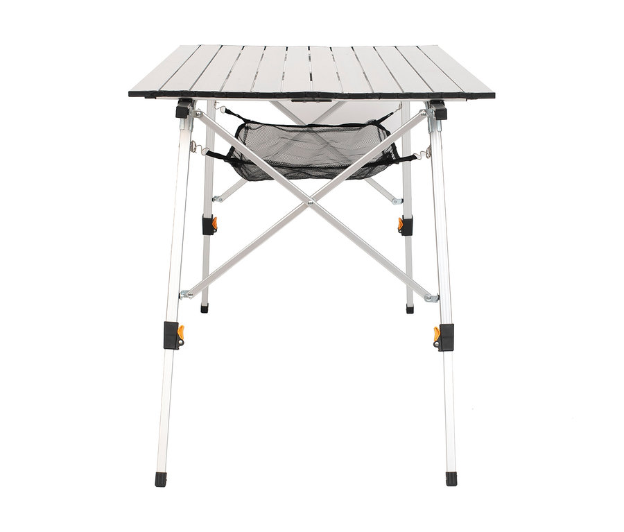 Faltbarer Campingtisch mit silberner Lattenplatte und schwarzem Netzfach unter der Tischplatte.