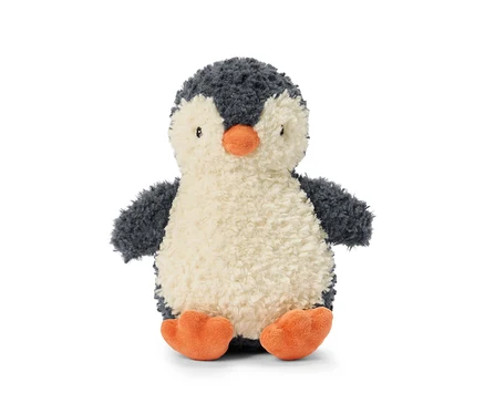 Flauschiges Plüsch-Pinguin-Spielzeug, das sitzt und nach vorne blickt. Es hat einen dunkelgrauen Kopf und Rücken, einen cremefarbenen Bauch, kleine schwarze Augen, einen orangefarbenen Schnabel und orangefarbene Schwimmfüße.