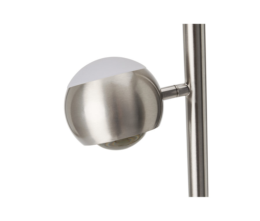 Nahaufnahme eines modernen Lampenkopfes mit gebürstetem silbernem Metallsockel und weißer, durchscheinender Oberseite, befestigt an einer vertikalen Metallstange.