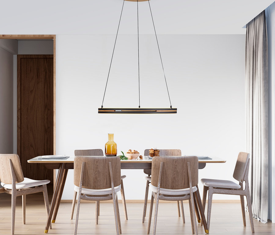 Ein modernes Esszimmer mit einem rechteckigen Holztisch, umgeben von sechs Holzstühlen mit hellen Sitzflächen. Über dem Tisch hängt eine lineare Pendelleuchte in Schwarz und Holz. Auf dem Tisch stehen eine gelbe Vase und eine Schale mit Nüssen.