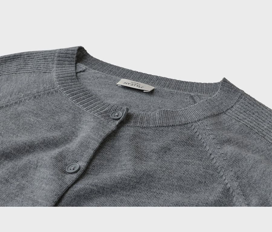 Graue Strickjacke mit Rundhalsausschnitt, gerippten Bündchen und zwei sichtbaren grauen Knöpfen. Ein weißes Markenetikett ist am inneren Halsausschnitt zu sehen.