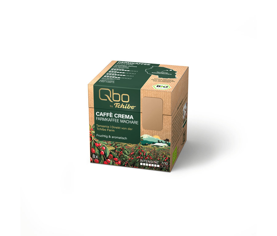 Eine braune Qbo by Tchibo Caffè Crema FARMKAFFEE MACHARE Kapselpackung mit 8 Kapseln. Sie zeigt Kaffeebeeren, eine Farm und Berge, beschrieben als fruchtig & aromatisch mit Intensität 7/10, aus Tansania.