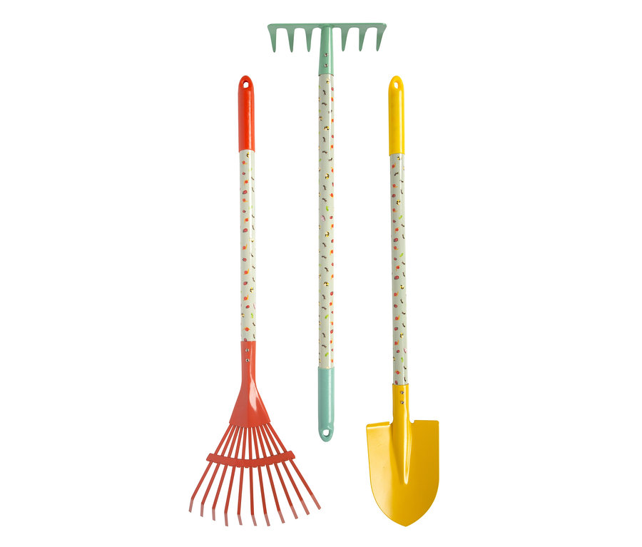 Drei bunte small foot Gartenwerkzeuge: ein roter Laubrechen, ein grüner Rechen und eine gelbe Schaufel, alle mit hellen, gemusterten Stielen.