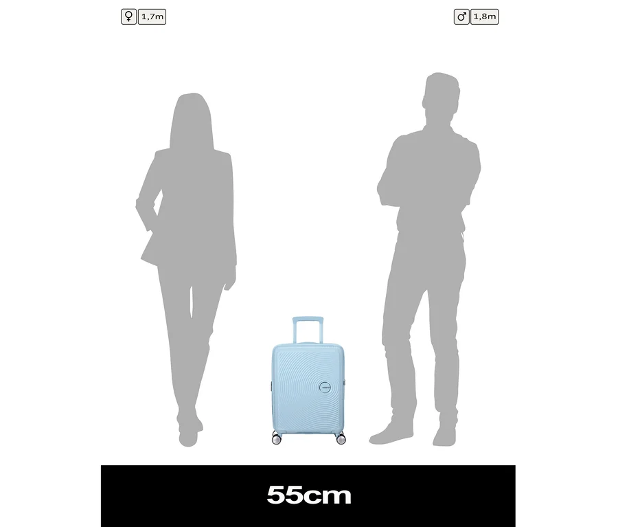 Ein kleiner, pastellblauer American Tourister Hartschalen-Koffer »Soundbox« Spinner, 55 cm breit, steht zwischen grauen Silhouetten einer 1,7 m großen Frau und eines 1,8 m großen Mannes zum Größenvergleich.