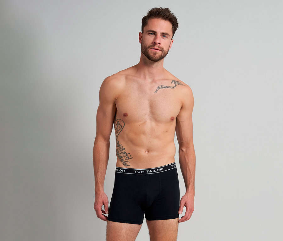 Oben ohne Mann mit Tattoos trägt schwarze Tom Tailor Slipboxer »Buffer« mit weißem Bund.