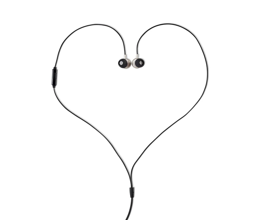 Schwarze In-Ear-Kopfhörer in Herzform.