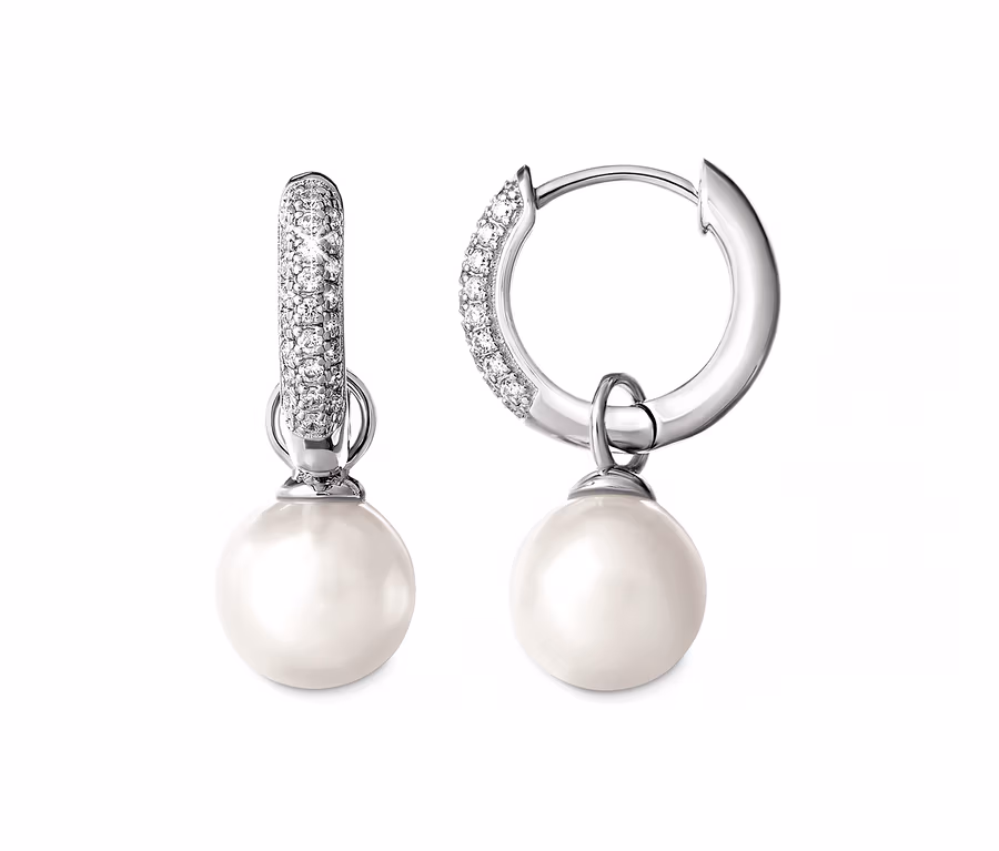 Zwei Creolen, 925 Silber mit abnehmbarer Muschelkernperle und Zirkonia.