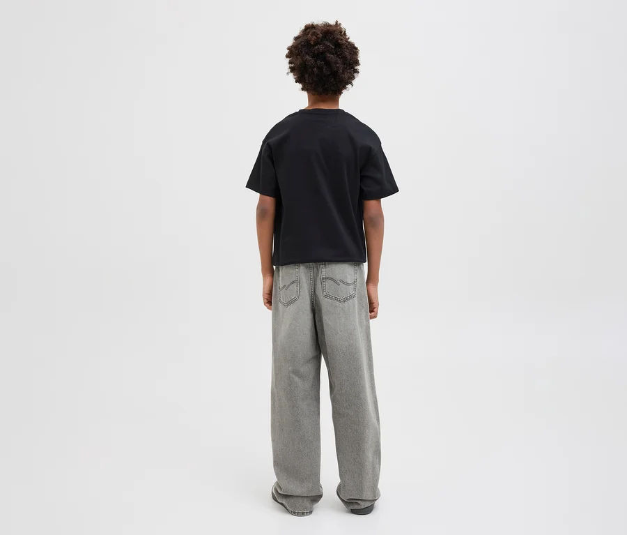 Person von hinten, trägt ein schwarzes T-Shirt und graue Jack&Jones JJOrginial Alex Jeans.