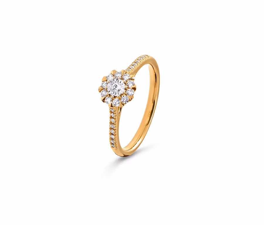 Detailansicht eines 585 Goldrings mit Diamanten auf weißem Hintergrund.