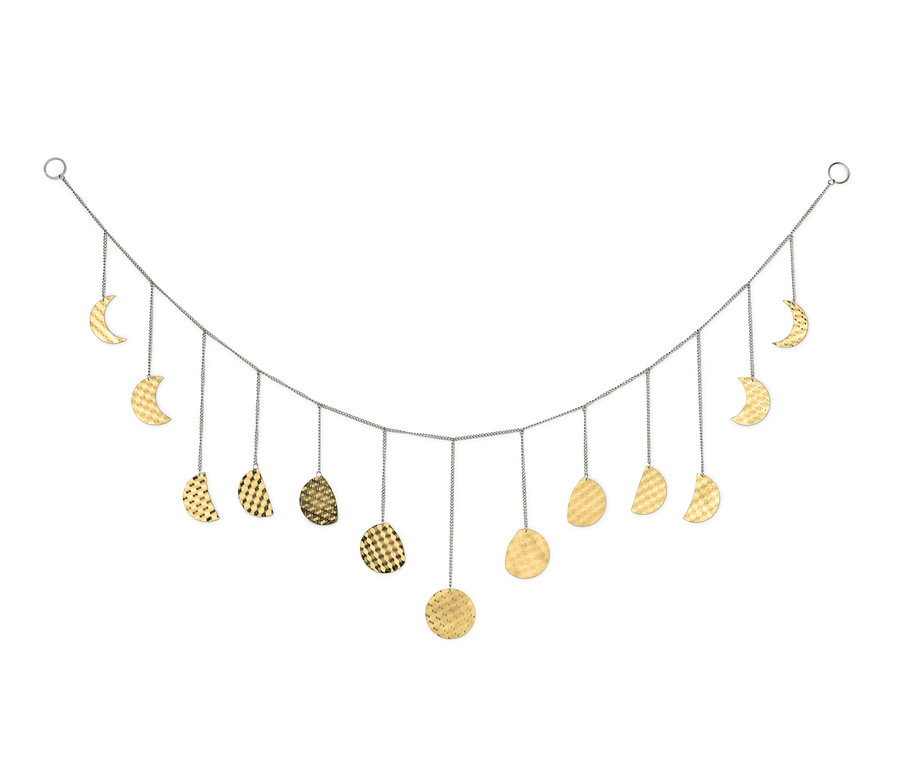 Eine Mondphasen-Girlande hängt mit einer silbernen Kette und goldenen Mondformen.