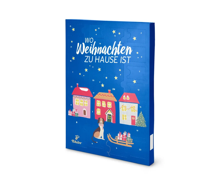 Blauer Adventskalender mit Abbildungen von Häusern, einem Hund und einem Schlitten mit Geschenken, mit dem Titel Tchibo Adventskalender mit Gewinnspiel.
